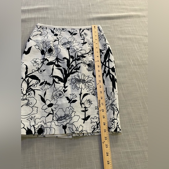 Ann Taylor skirt in cream and black. Women’s size 4 - Picture 8 of 13